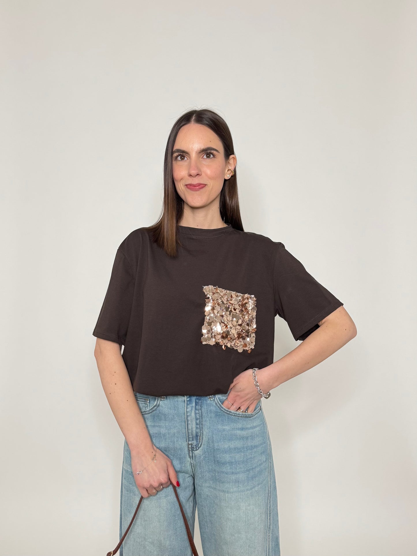 T- shirt in cotone con taschino paillette applicato Cioccolato