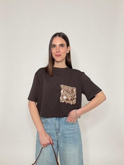 T- shirt in cotone con taschino paillette applicato Cioccolato