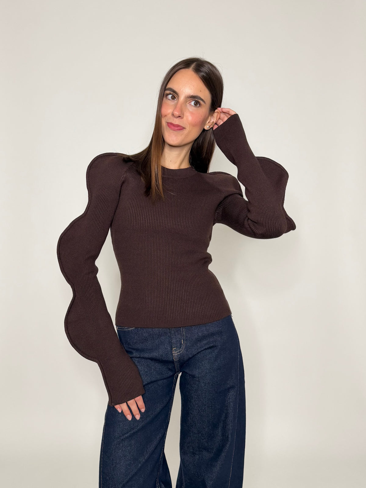 Maglia in morbida viscosa micro costina con manica onda coffee