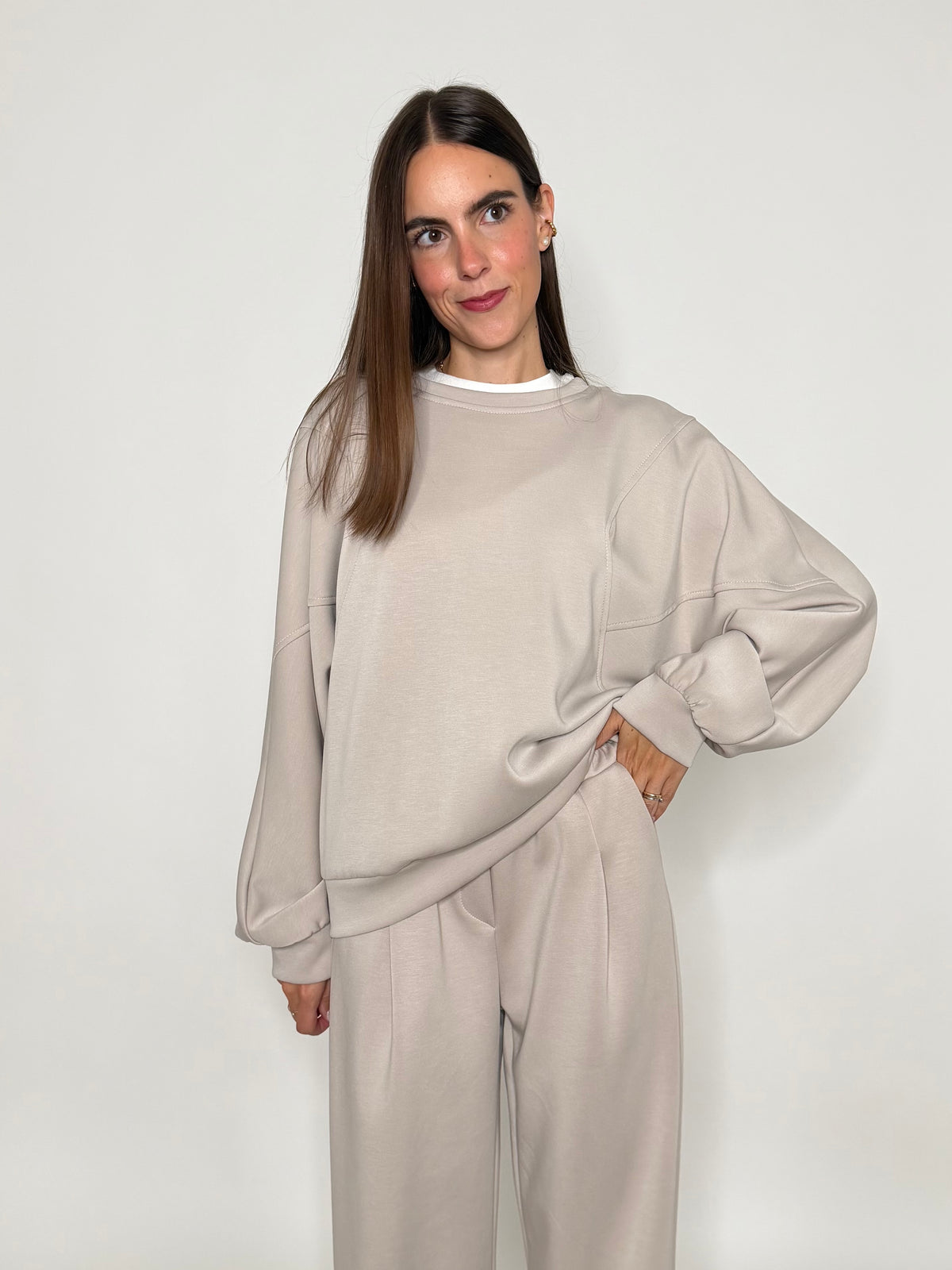 Felpa girocollo relax fit con impunture in viscosa beige
