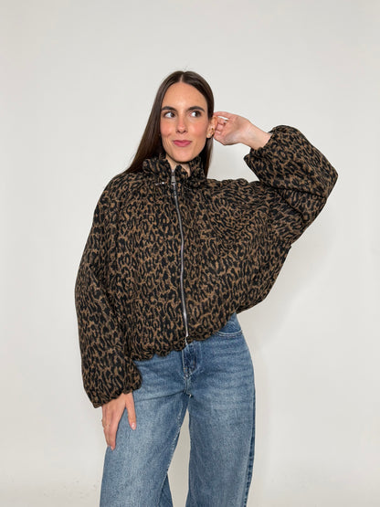 Giacca bomber leopardato con collo alto e arricciature