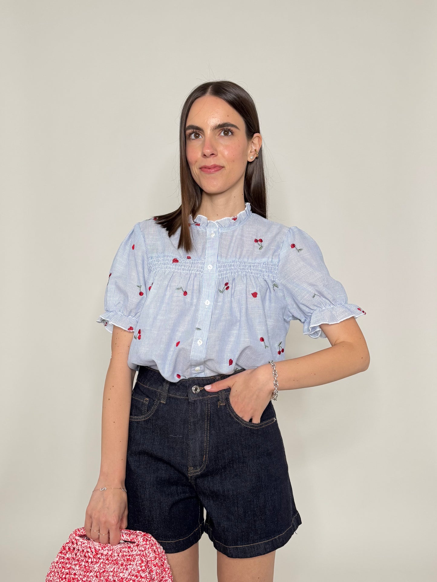 Camicia in cotone con ricami e rouge