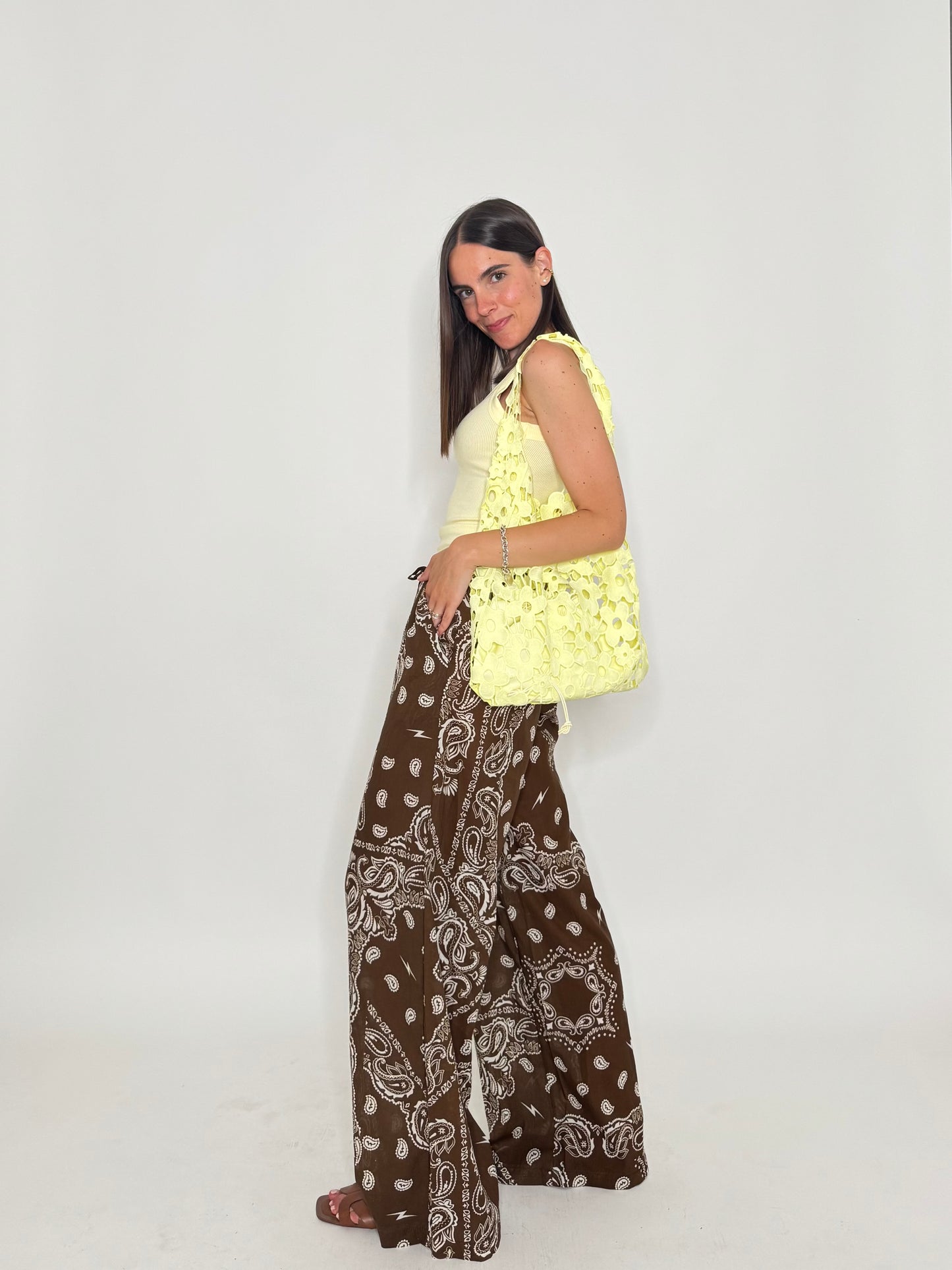 Pantalone in mussola di cotone stampa bandana cioccolato