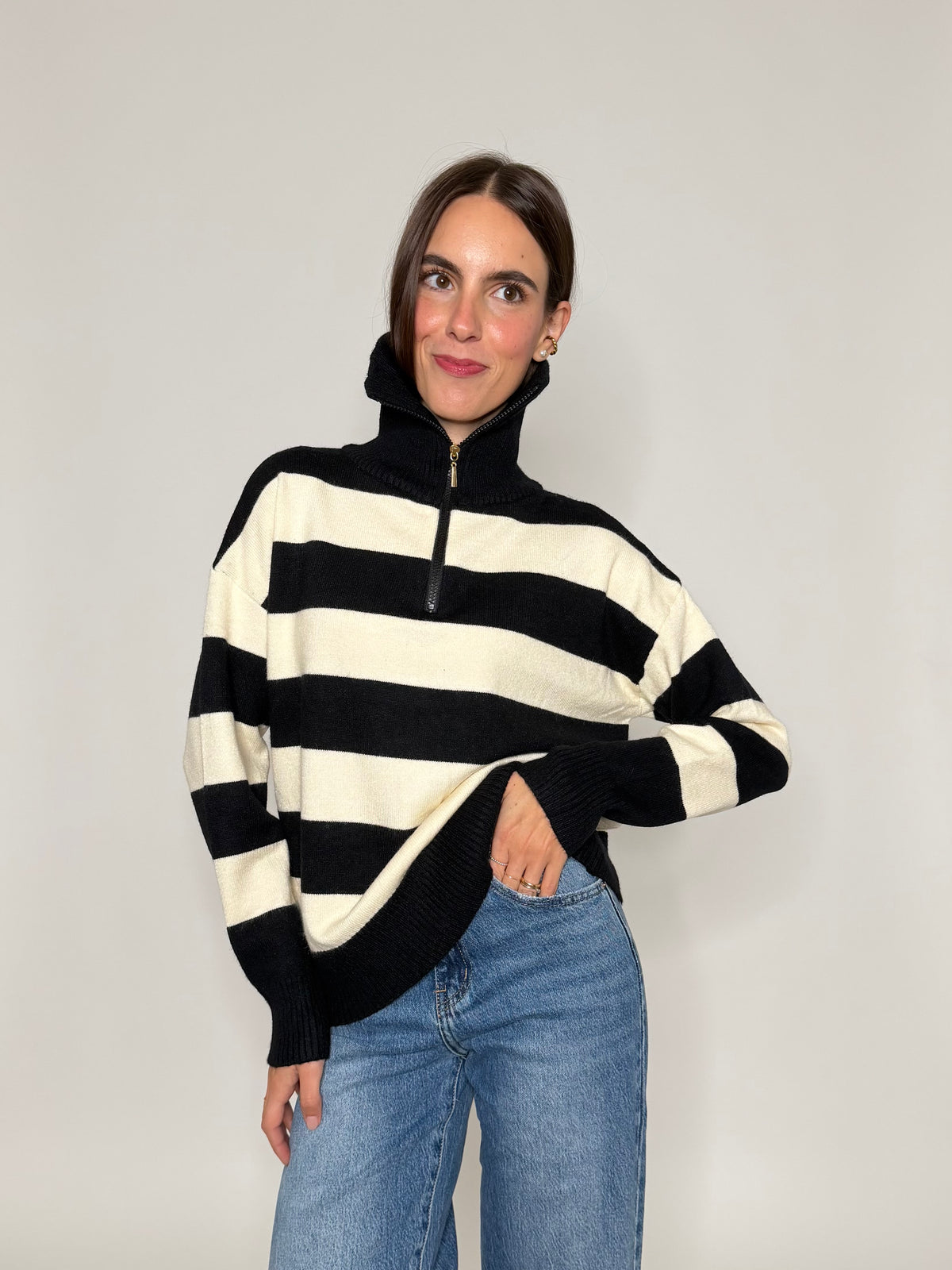 Maglione mezza zip collo alto a righe in morbida viscosa nero/panna
