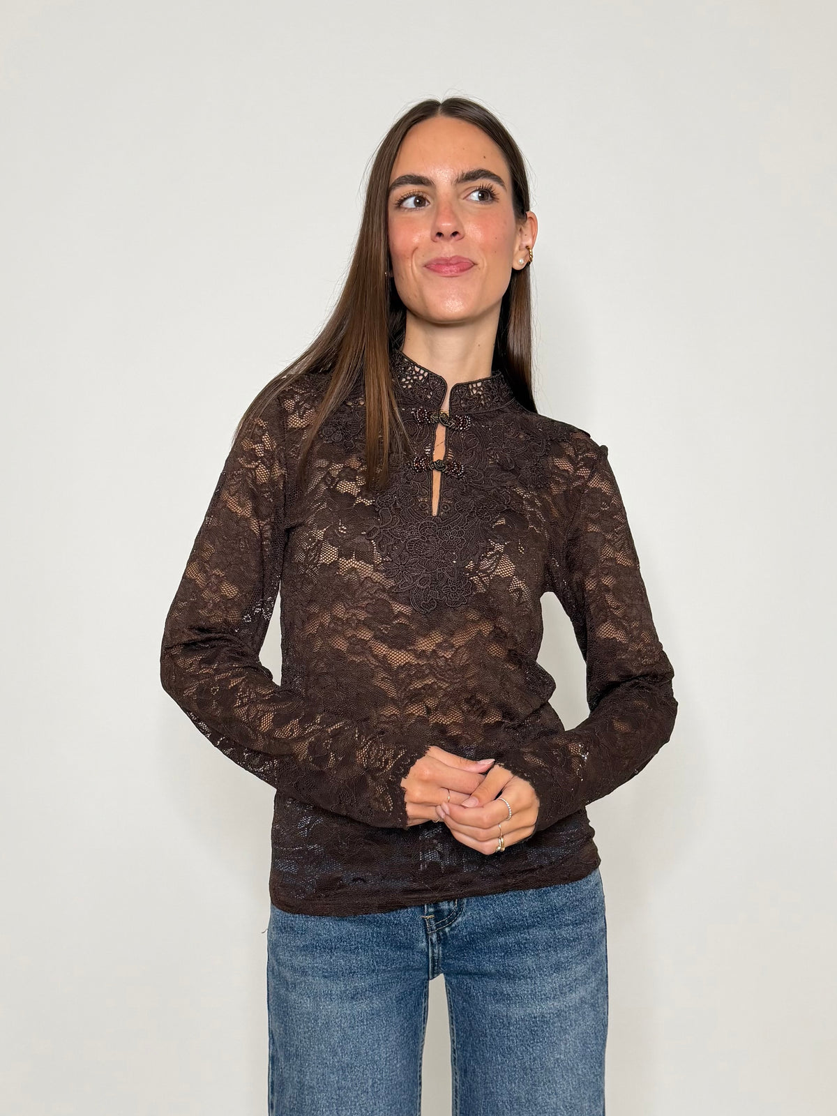 Maglia in pizzo con alamari cioccolato