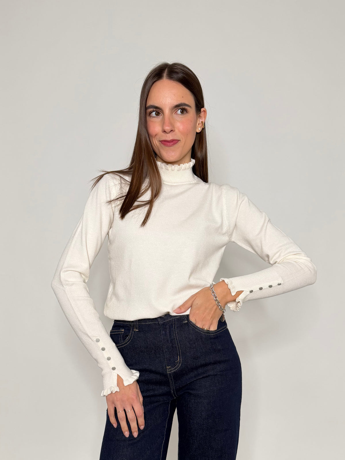 Maglia in morbida viscosa frufru mezzo collo panna