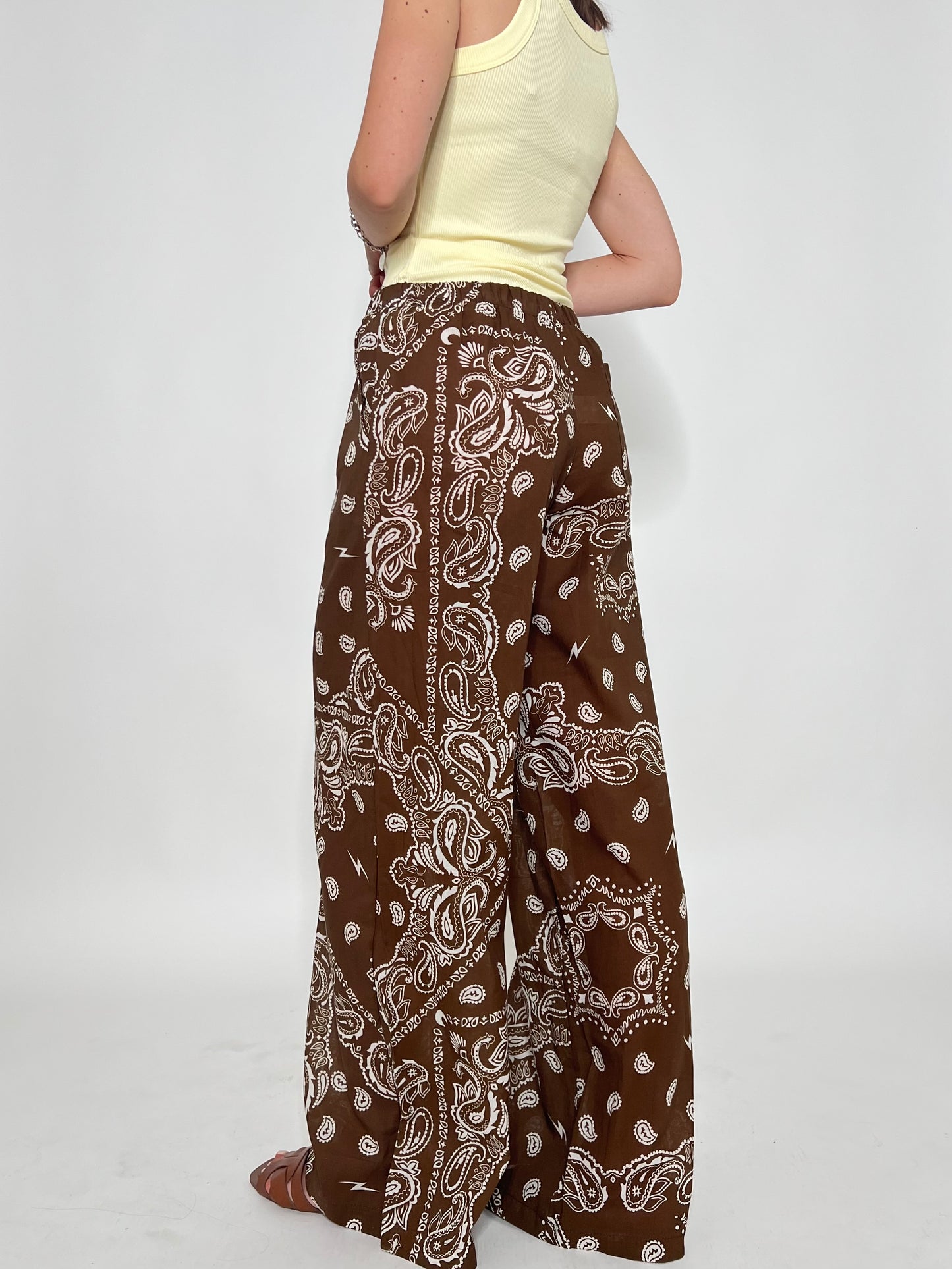 Pantalone in mussola di cotone stampa bandana cioccolato