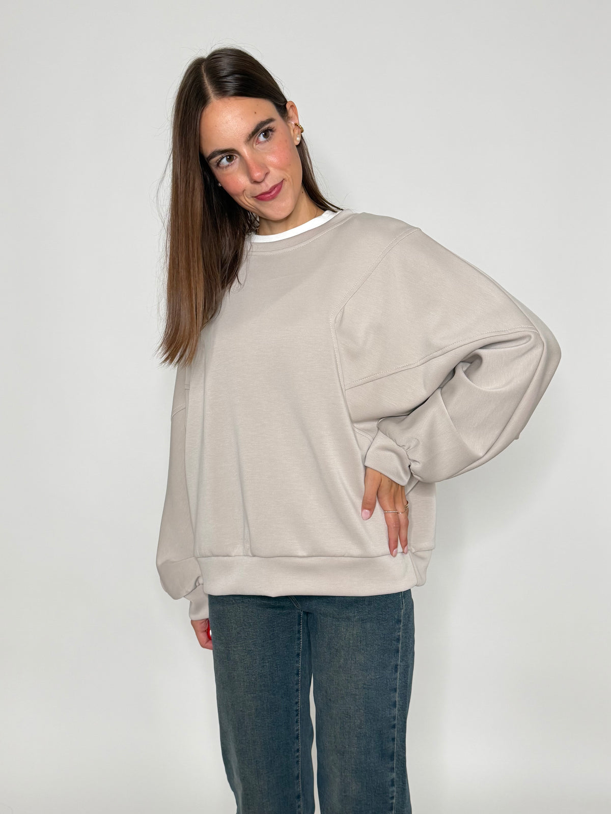 Felpa girocollo relax fit con impunture in viscosa beige