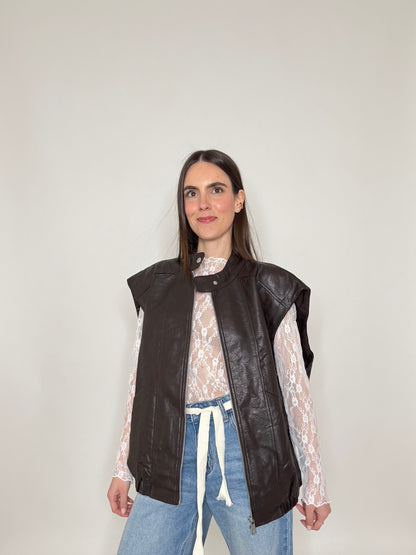 Gilet in ecopelle martellata cioccolato
