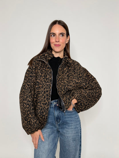 Giacca bomber leopardato con collo alto e arricciature