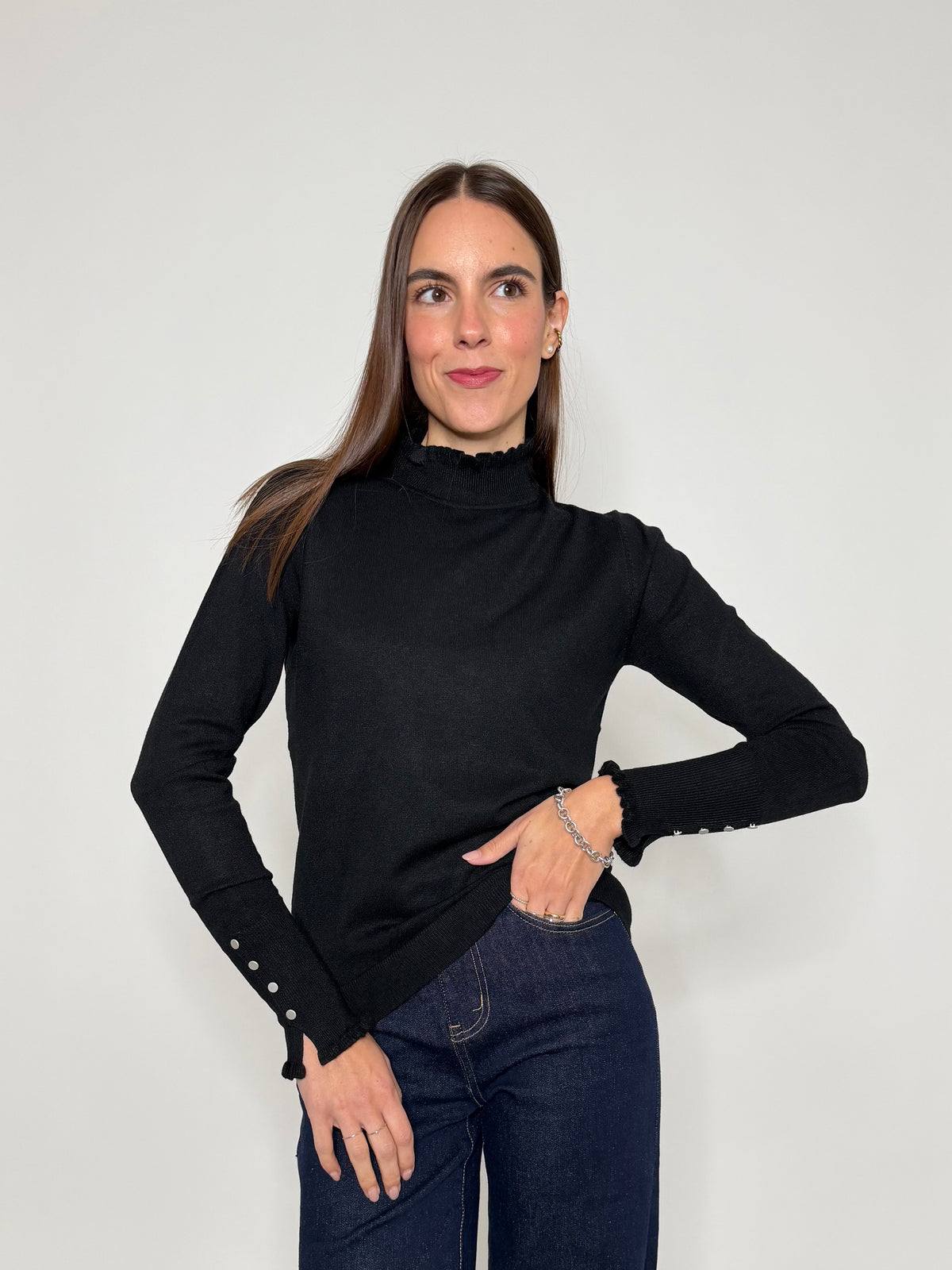 Maglia in morbida viscosa frufru mezzo collo nero