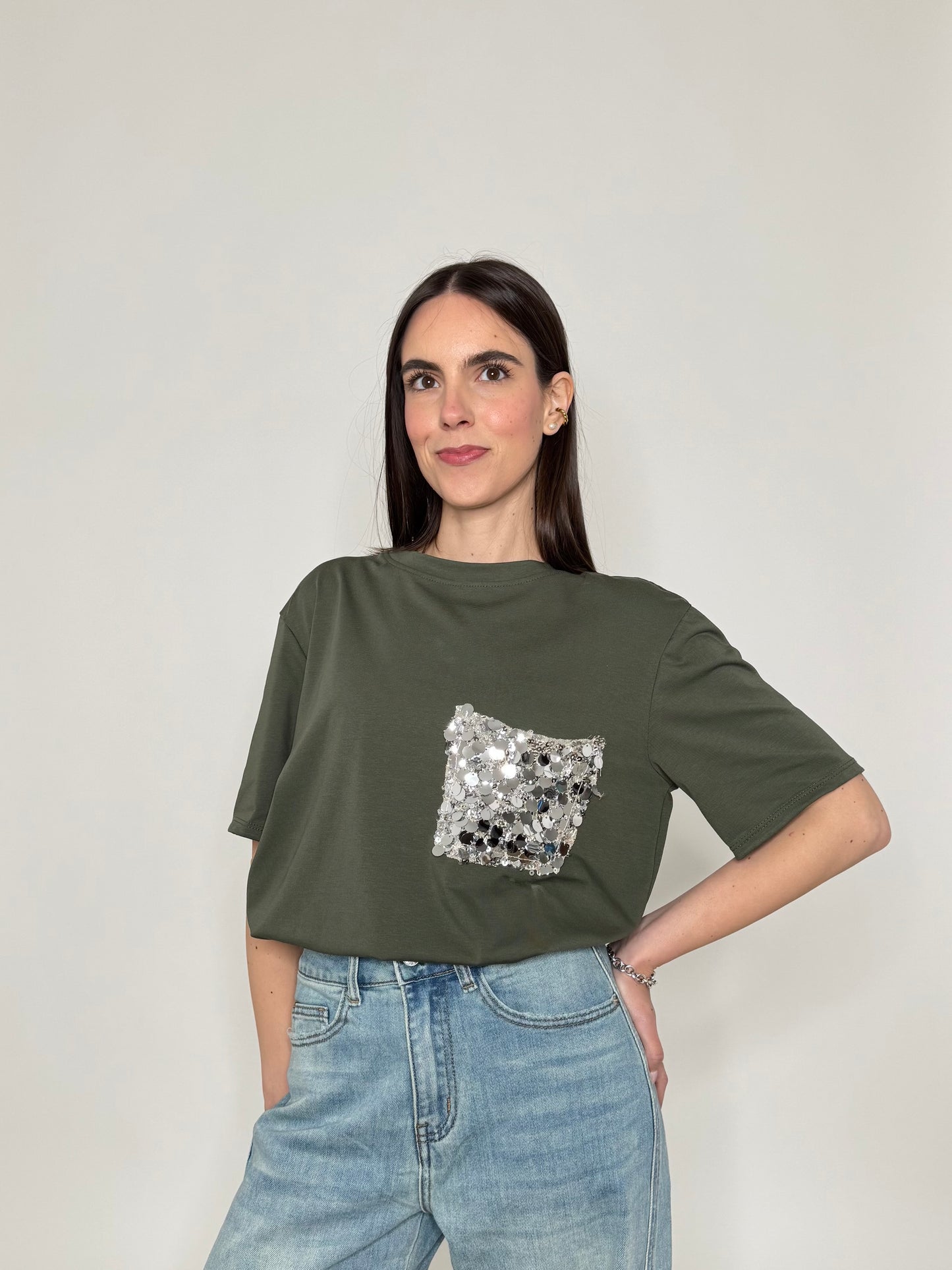 T- shirt in cotone con taschino paillette applicato Verde militare