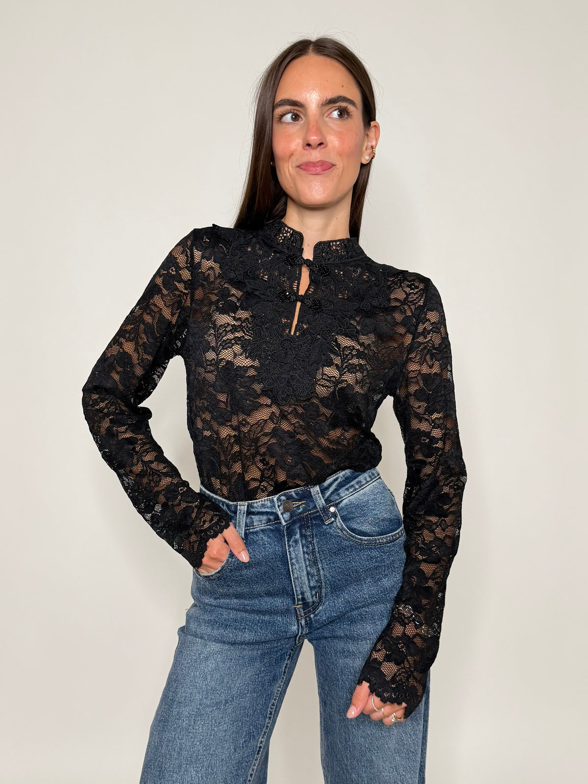 Maglia in pizzo con alamari nera