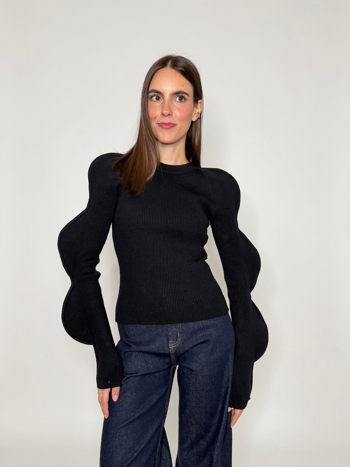 Maglia in morbida viscosa micro costina con manica onda nero