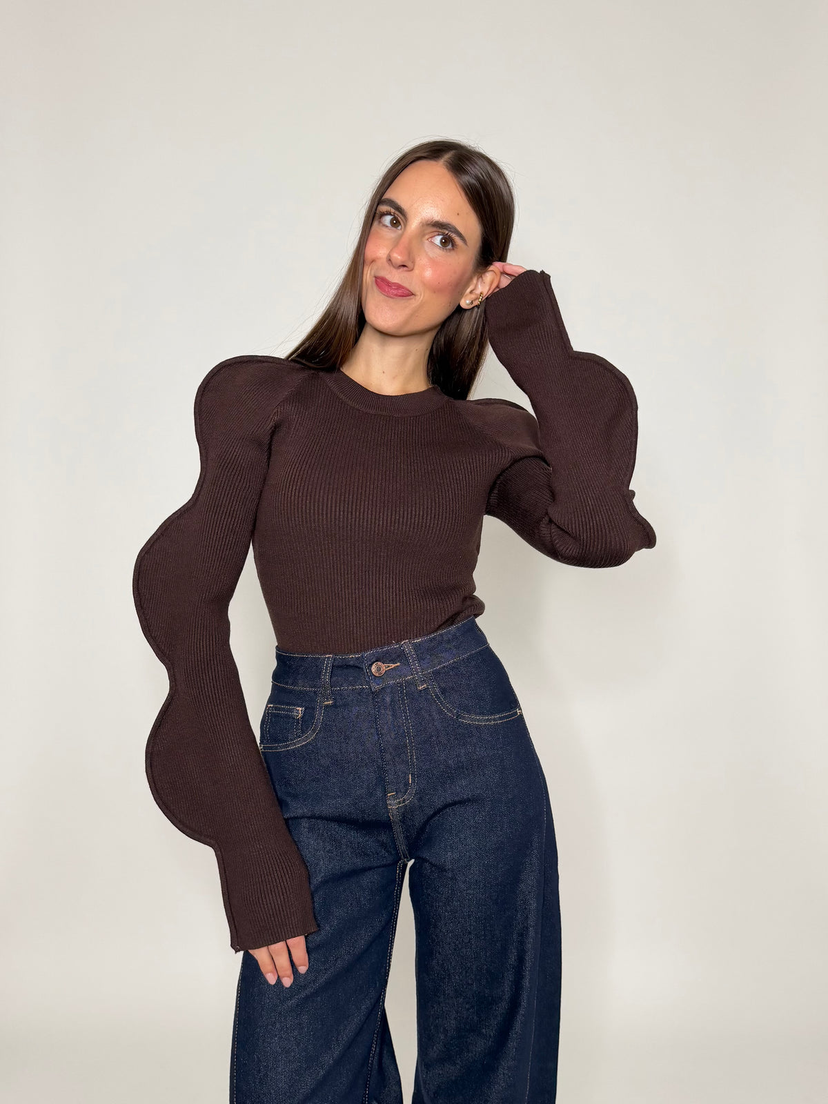 Maglia in morbida viscosa micro costina con manica onda coffee
