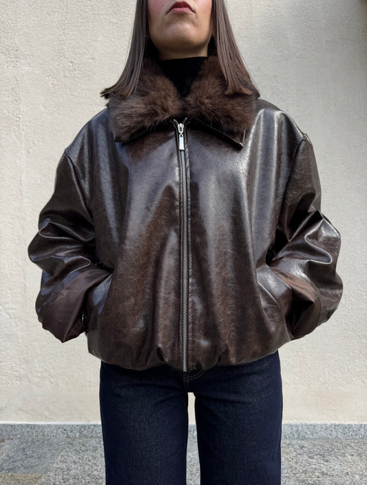 Giacca ecopelle martellata con eco-pelliccia