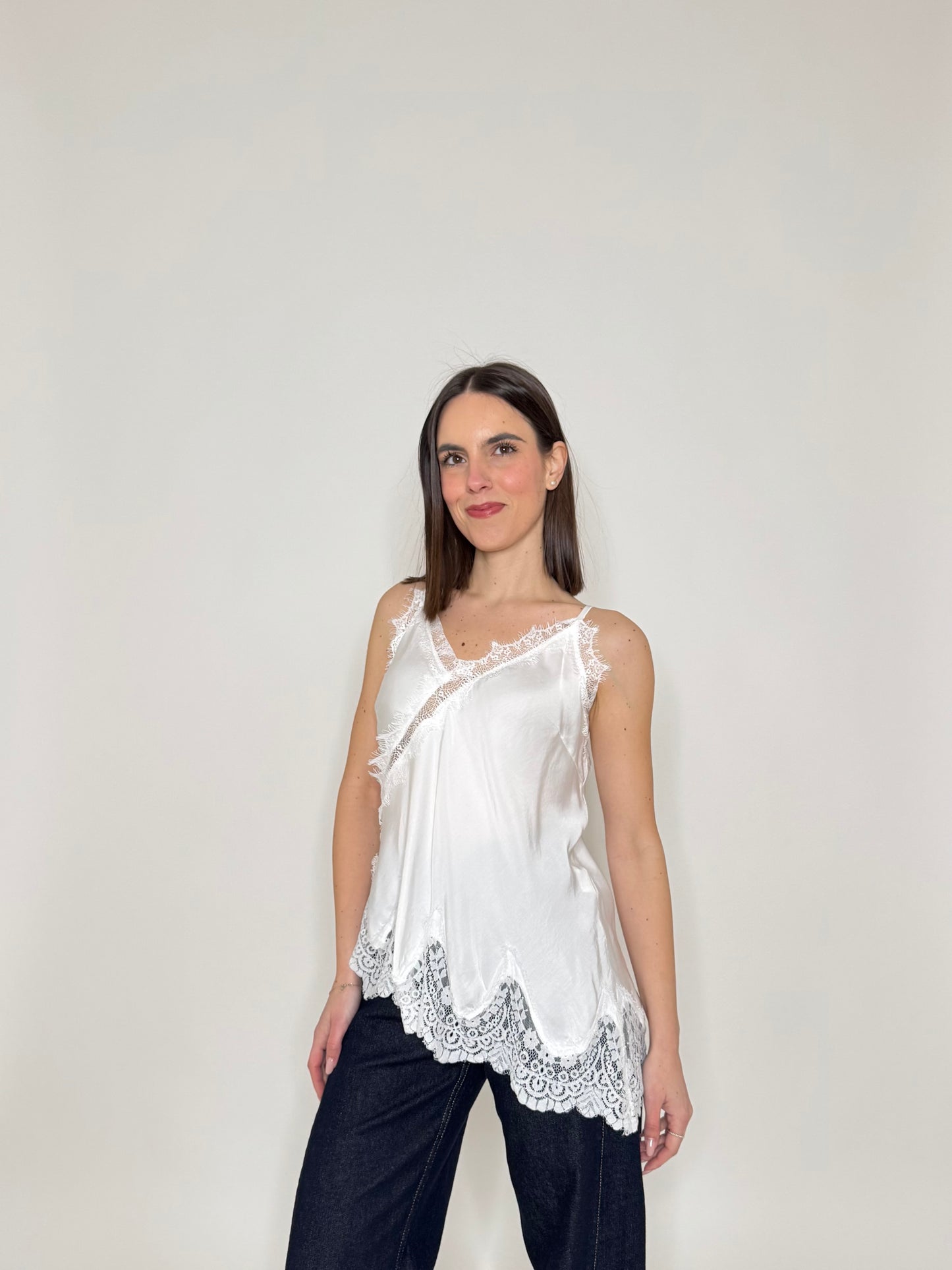 Top pizzo asimmetrico in 100% viscosa satin - Bianco