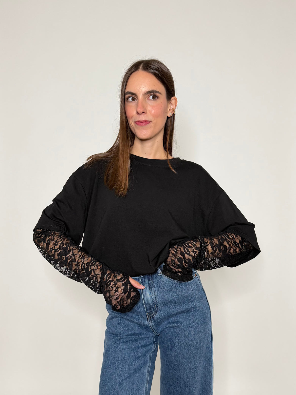 Maglia in cotone con manicotto in pizzo nero