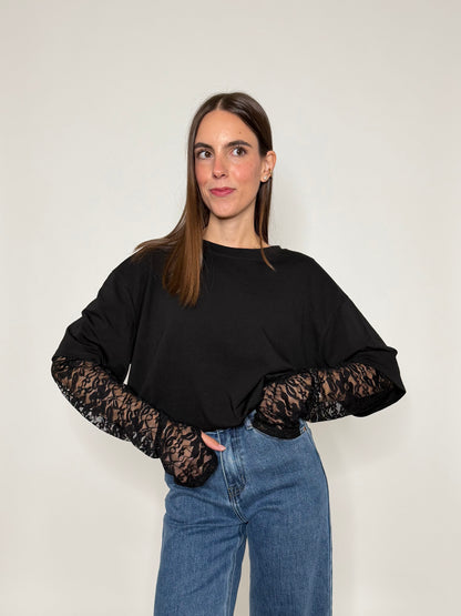 Maglia in cotone con manicotto in pizzo nero
