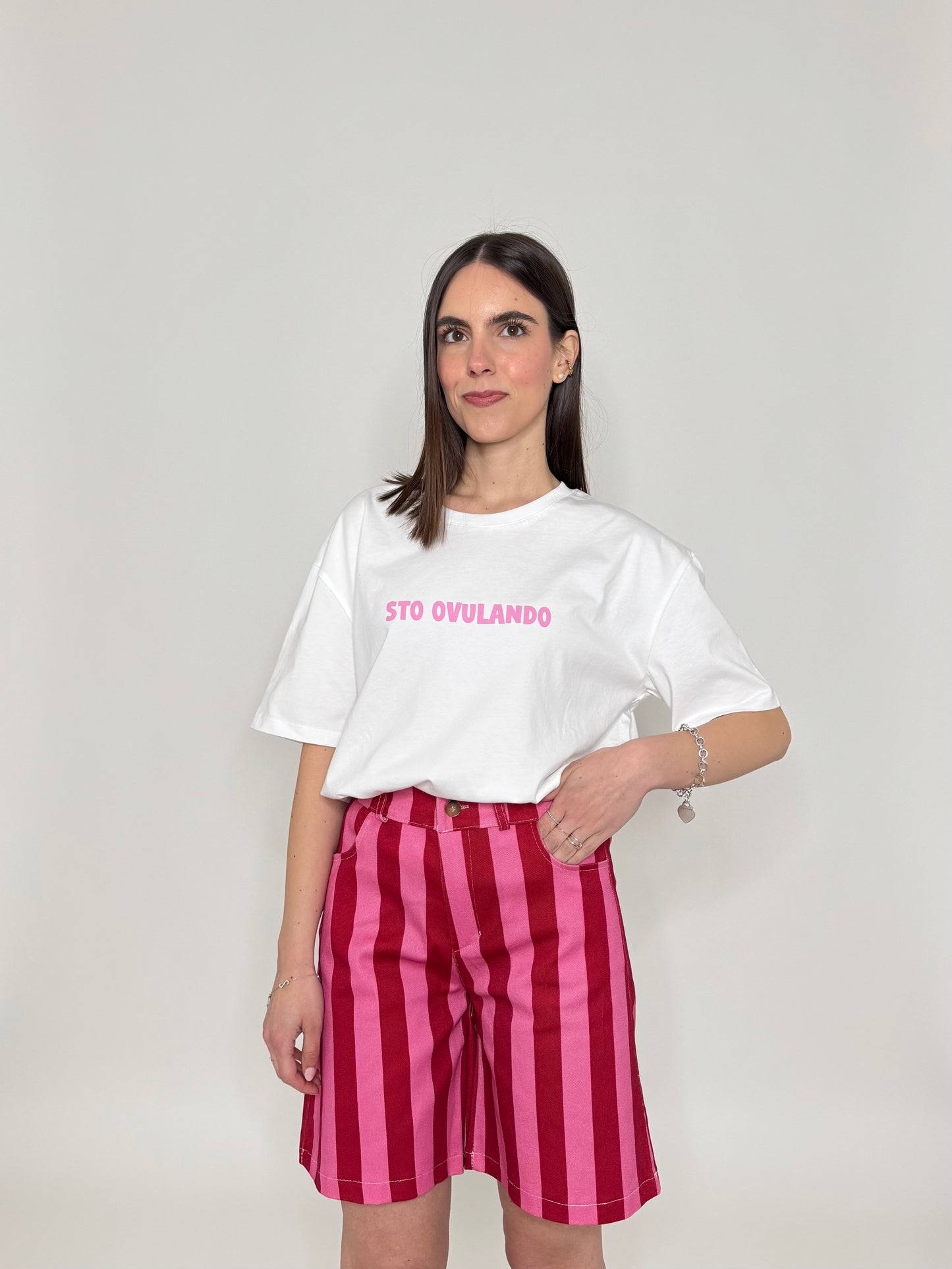T-shirt in cotone con stampa "Sto ovulando"