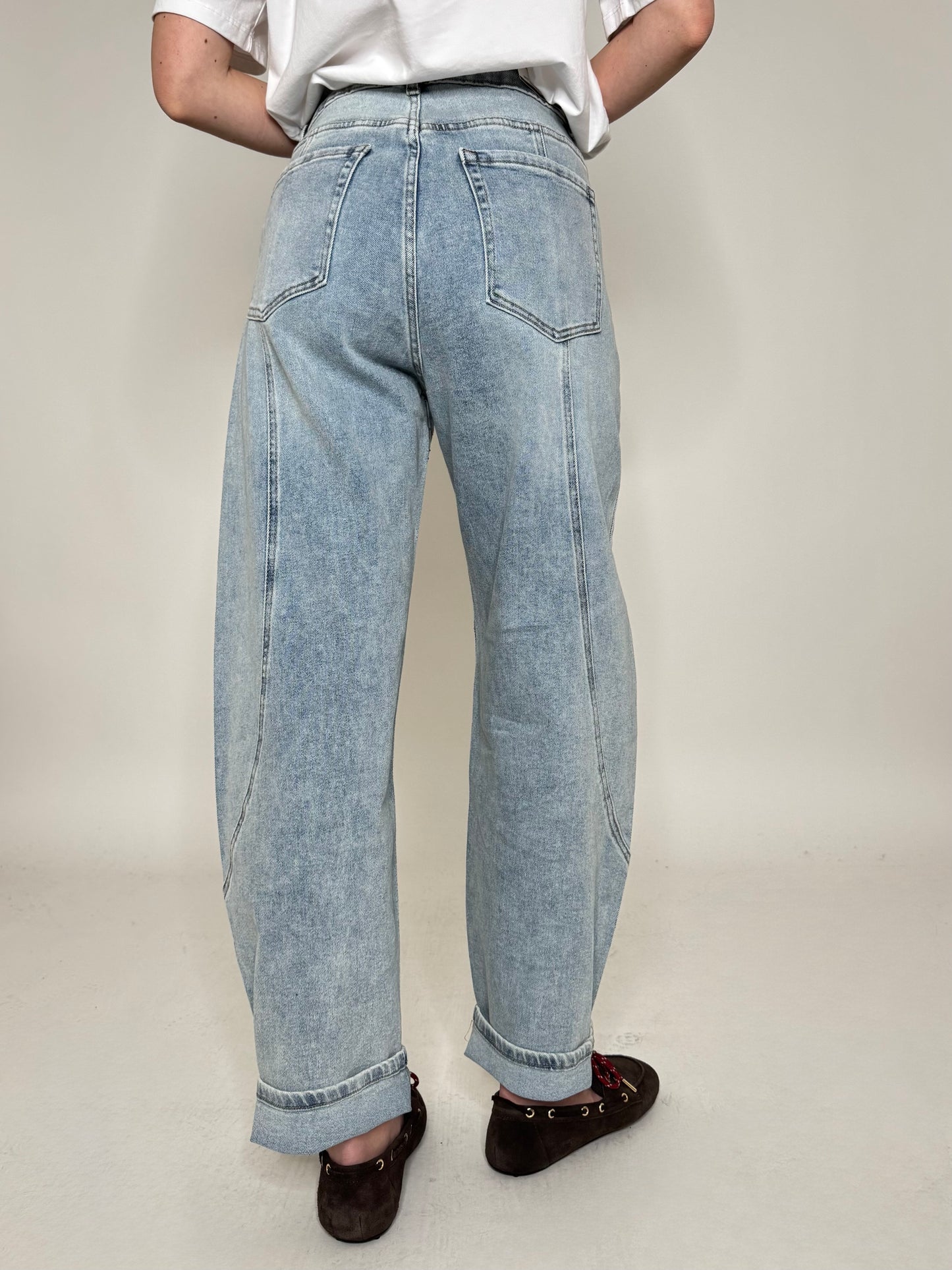 Jeans barrel con impunture Strass