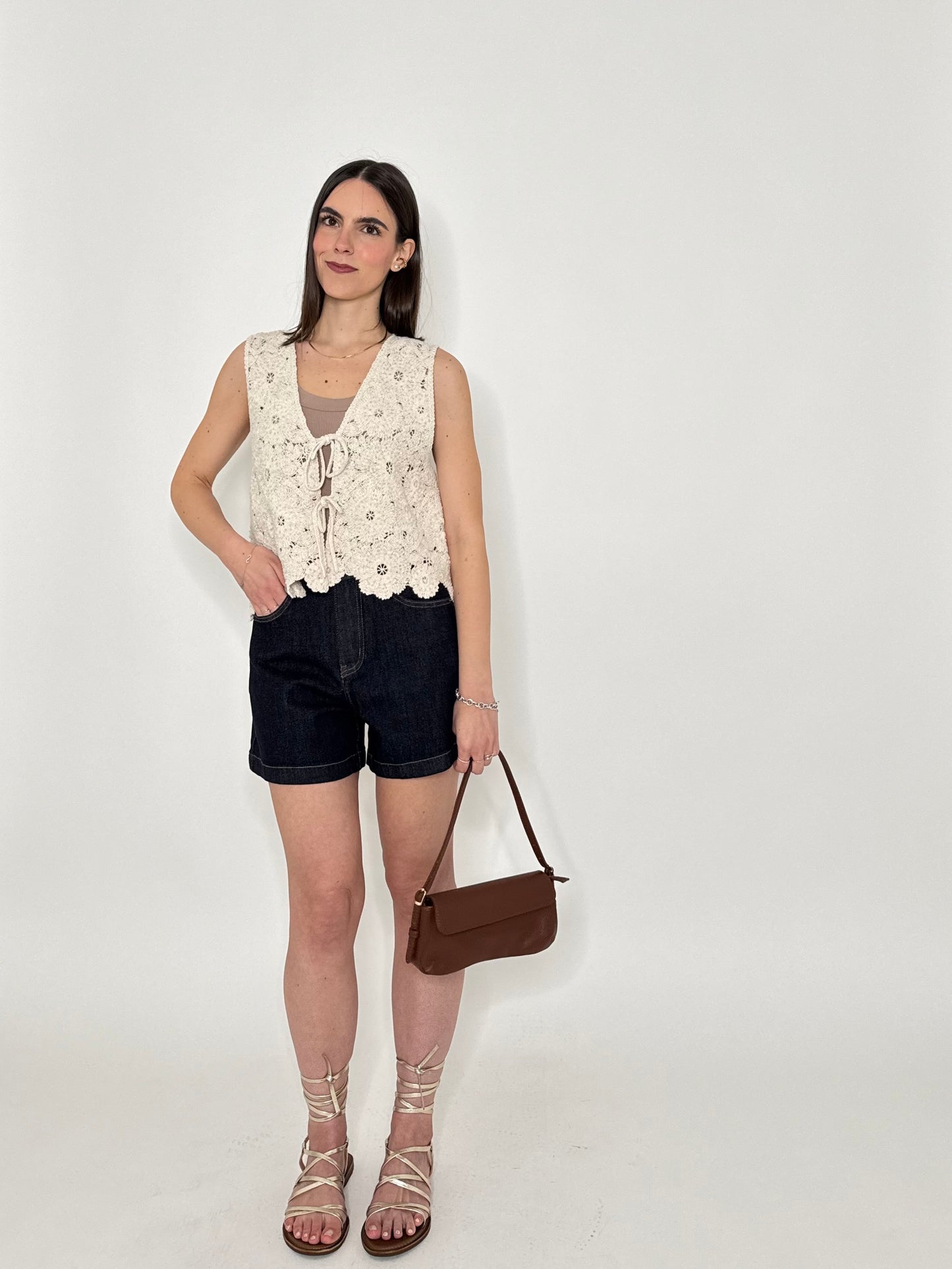 Gilet in crochet e strass con laccetti