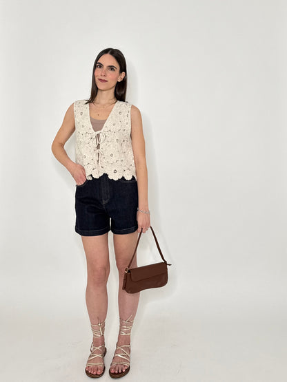 Gilet in crochet e strass con laccetti