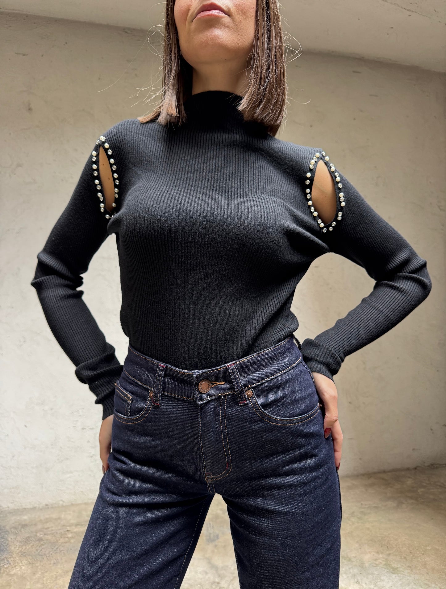 Maglia mezzo collo gioiello cut out in calda viscosa a costine Nero