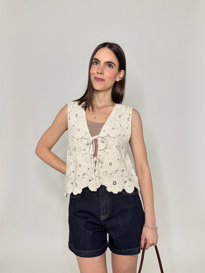 Gilet in crochet e strass con laccetti