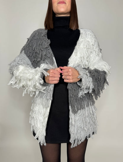 Cardigan con frange in maglia