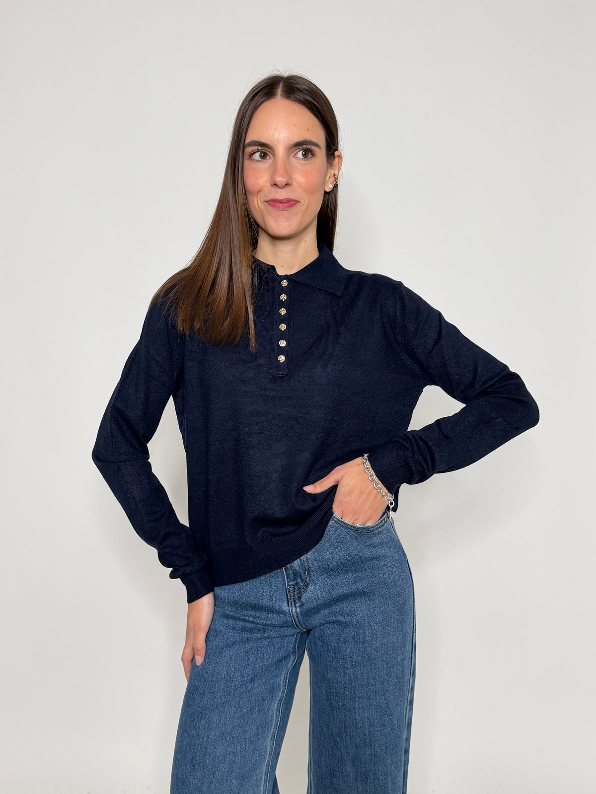 Polo in morbida viscosa con bottoncini gold blu