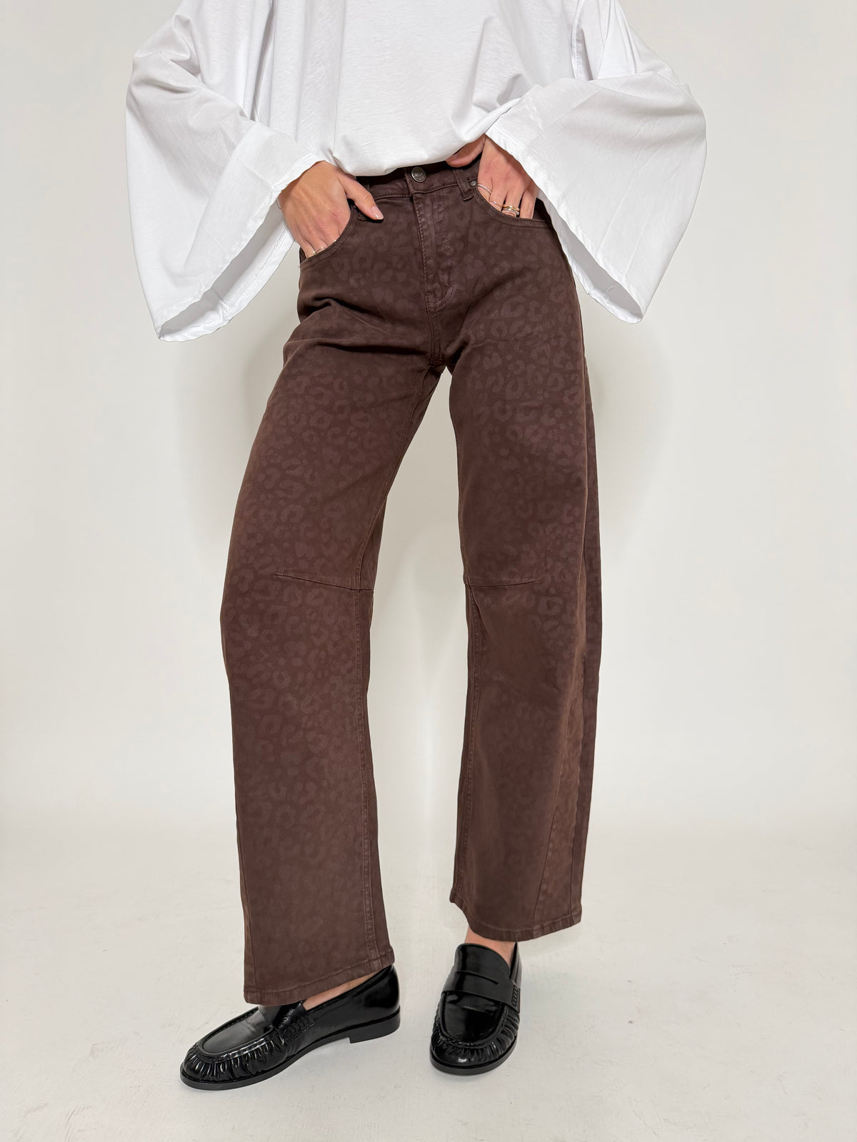 Jeans Barrell Fit leopardato