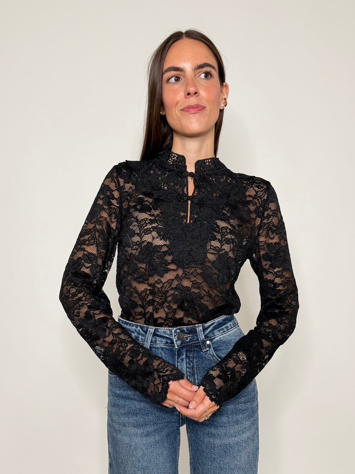 Maglia in pizzo con alamari nera