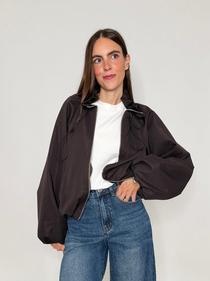 Giacca bomber con collo alto e arricciature ciocco