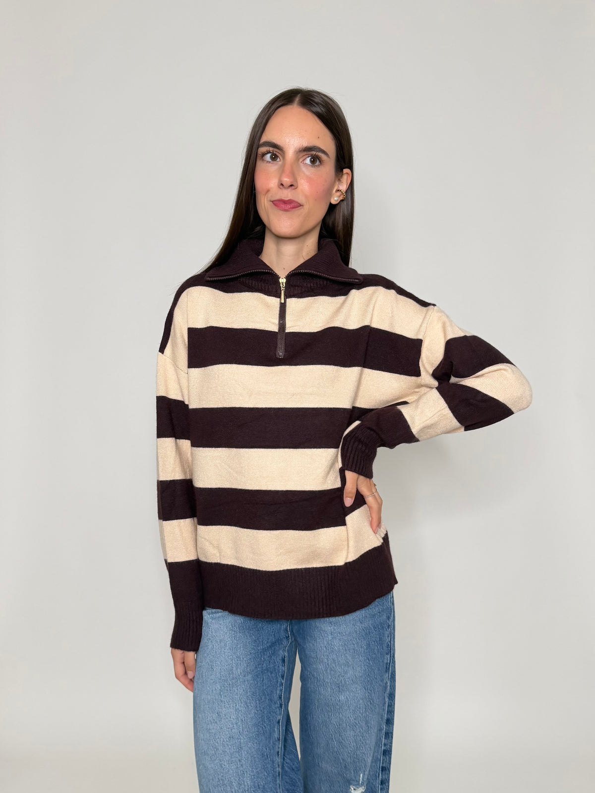 Maglione mezza zip collo alto a righe in morbida viscosa cioccolato/beige