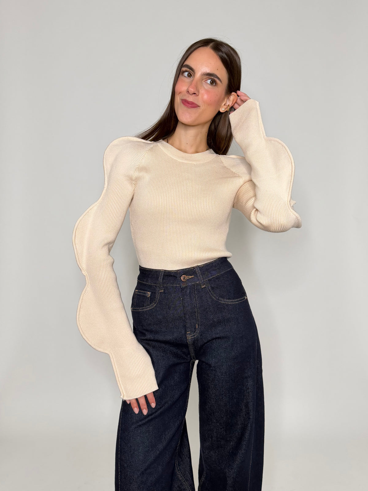 Maglia in morbida viscosa micro costina con manica onda beige