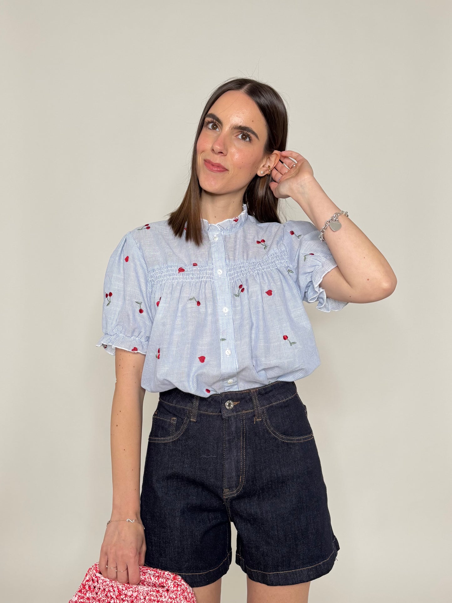 Camicia in cotone con ricami e rouge