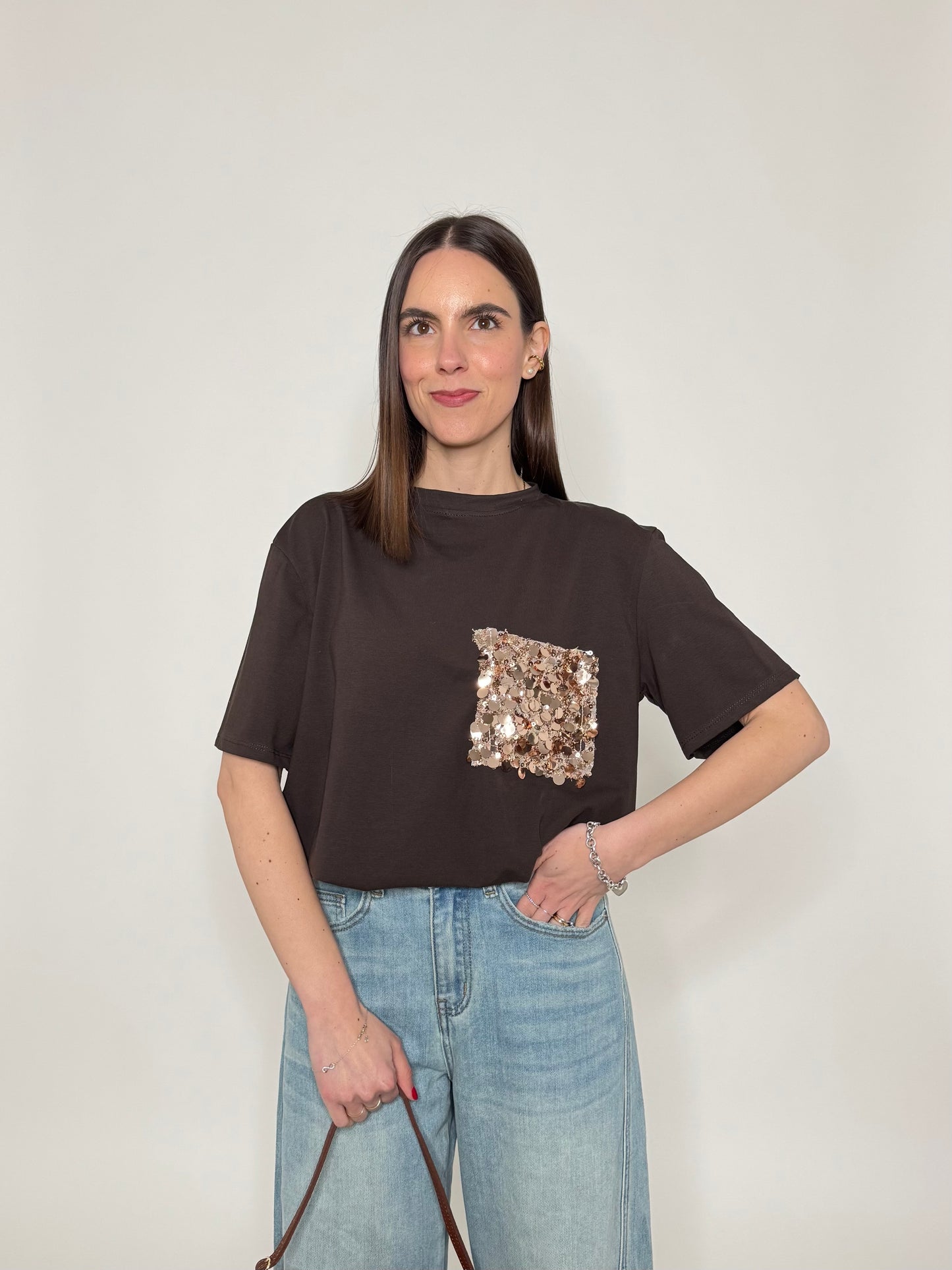 T- shirt in cotone con taschino paillette applicato Cioccolato