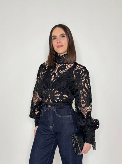 Blusa pizzo strutturato lavorazione macramè