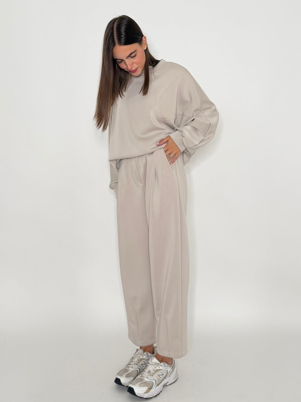 Felpa girocollo relax fit con impunture in viscosa beige