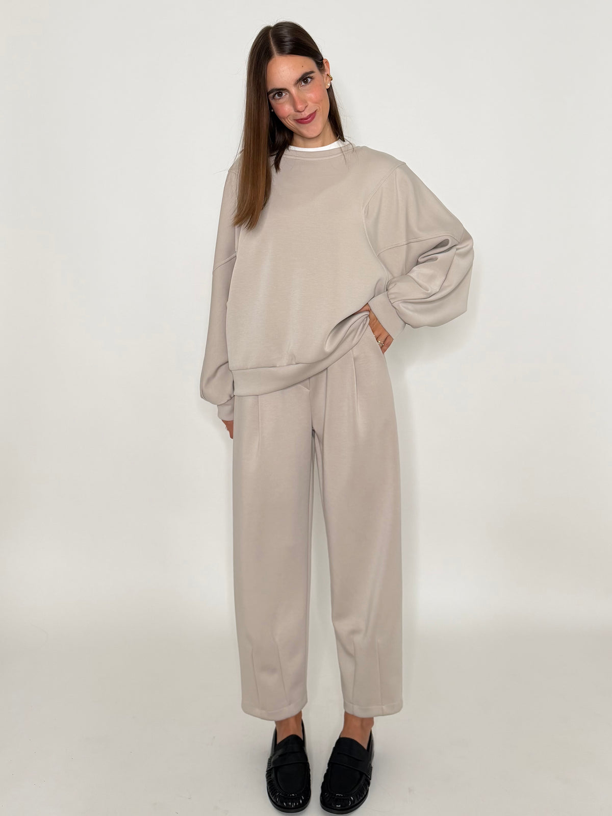 Felpa girocollo relax fit con impunture in viscosa beige