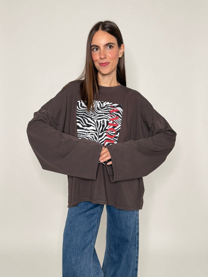 Maglia in cotone con manica a ampia cioccolato stampa zebrata “Amour”