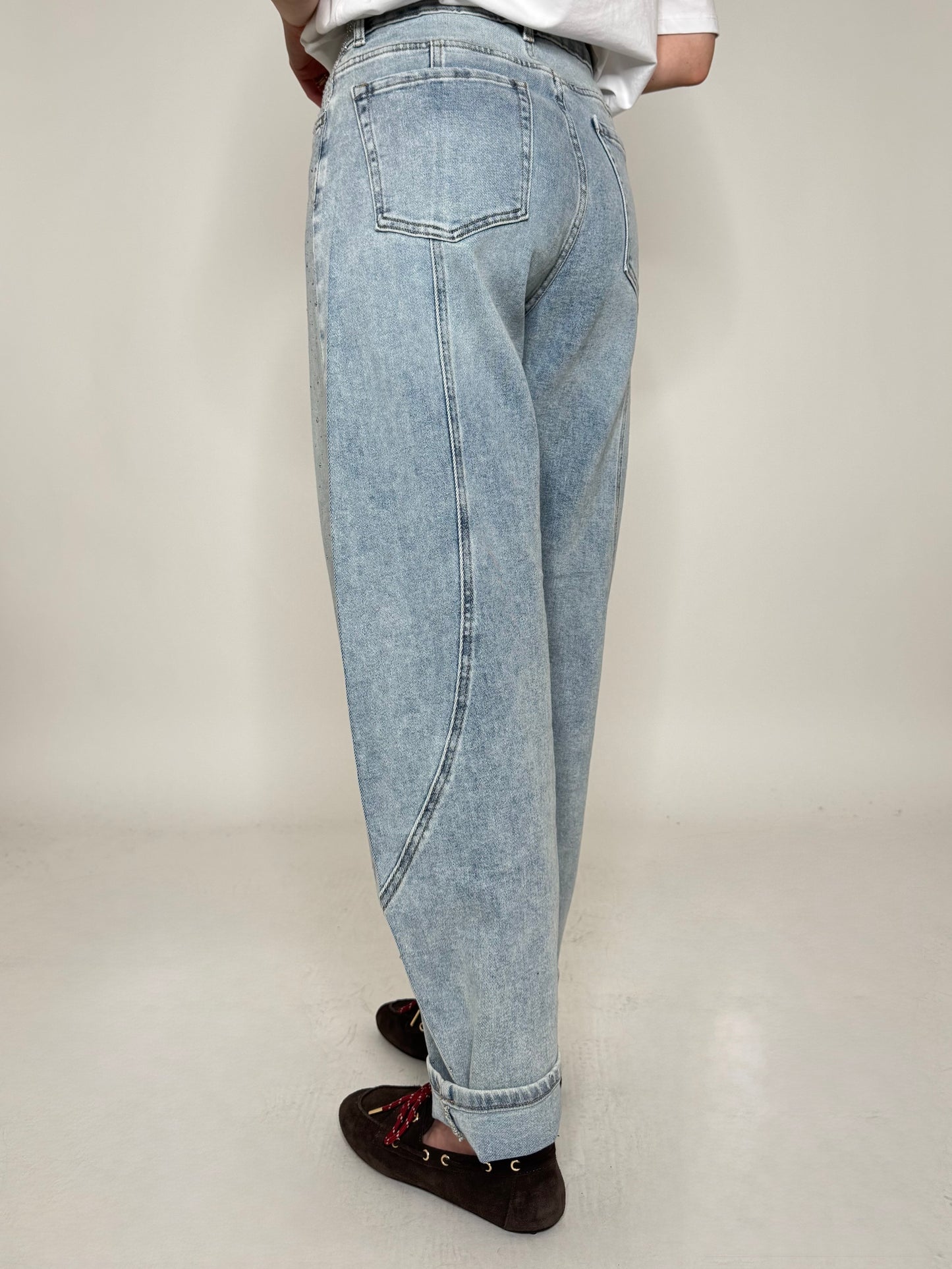 Jeans barrel con impunture Strass