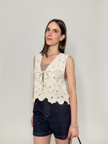 Gilet in crochet e strass con laccetti