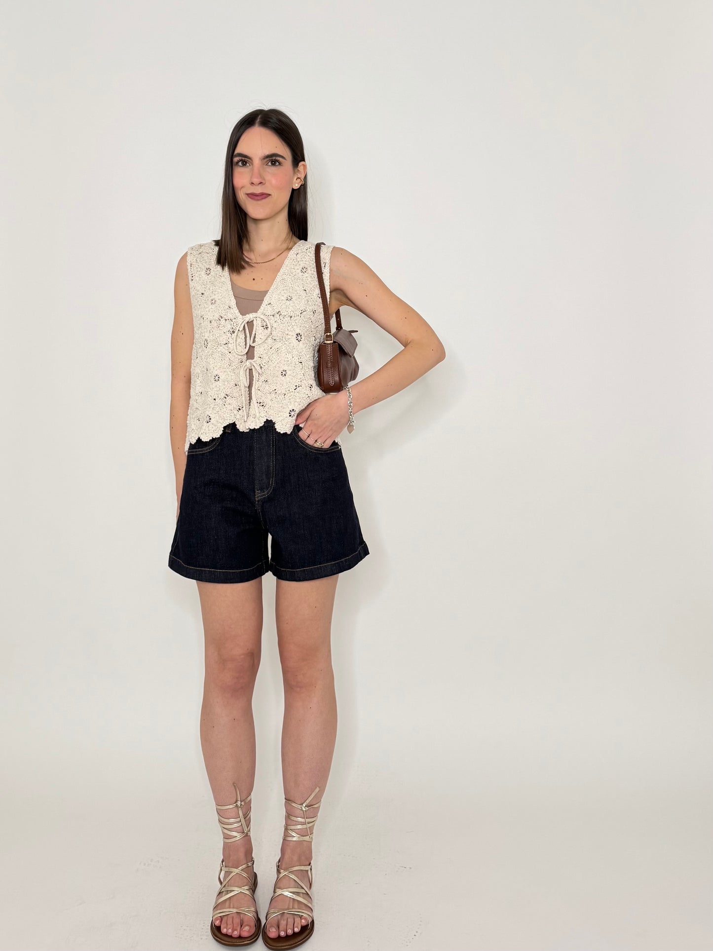 Gilet in crochet e strass con laccetti