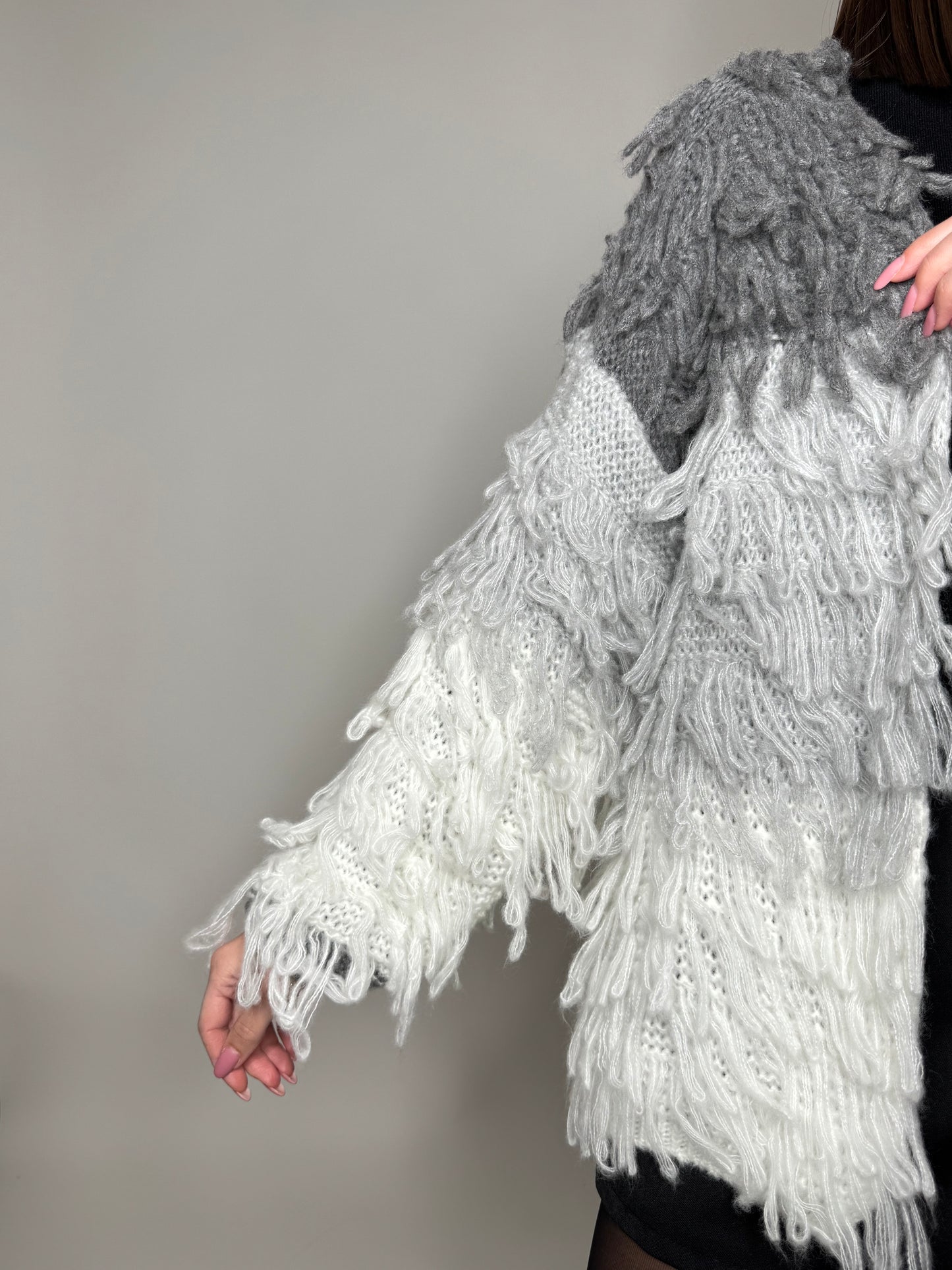 Cardigan con frange in maglia
