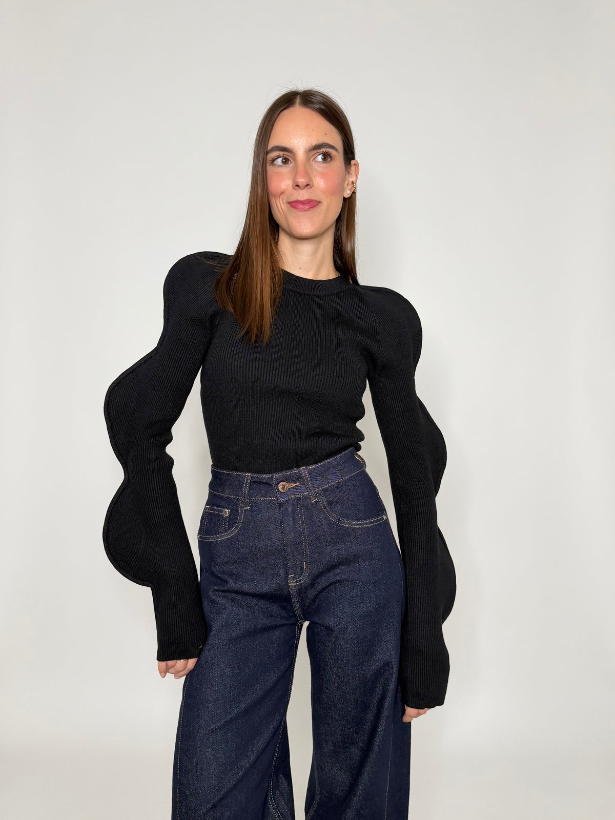 Maglia in morbida viscosa micro costina con manica onda nero