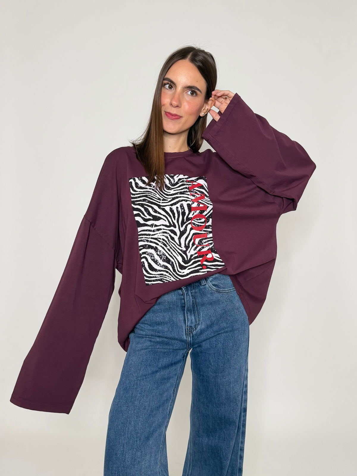 Maglia in cotone con manica a ampia borgogna stampa zebrata “Amour”