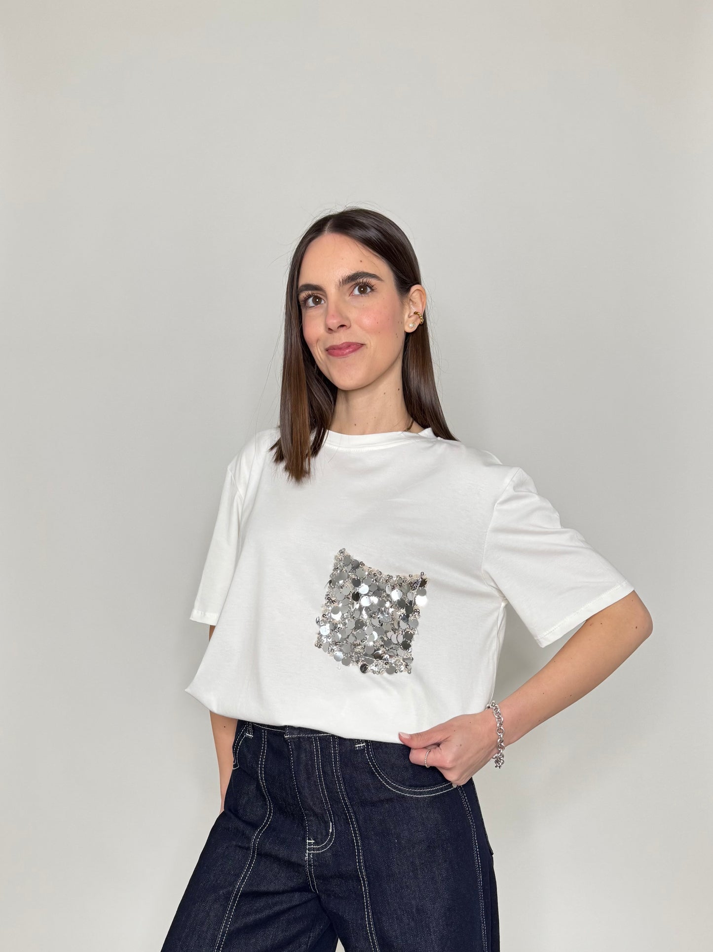 T- shirt in cotone con taschino paillette applicato Panna