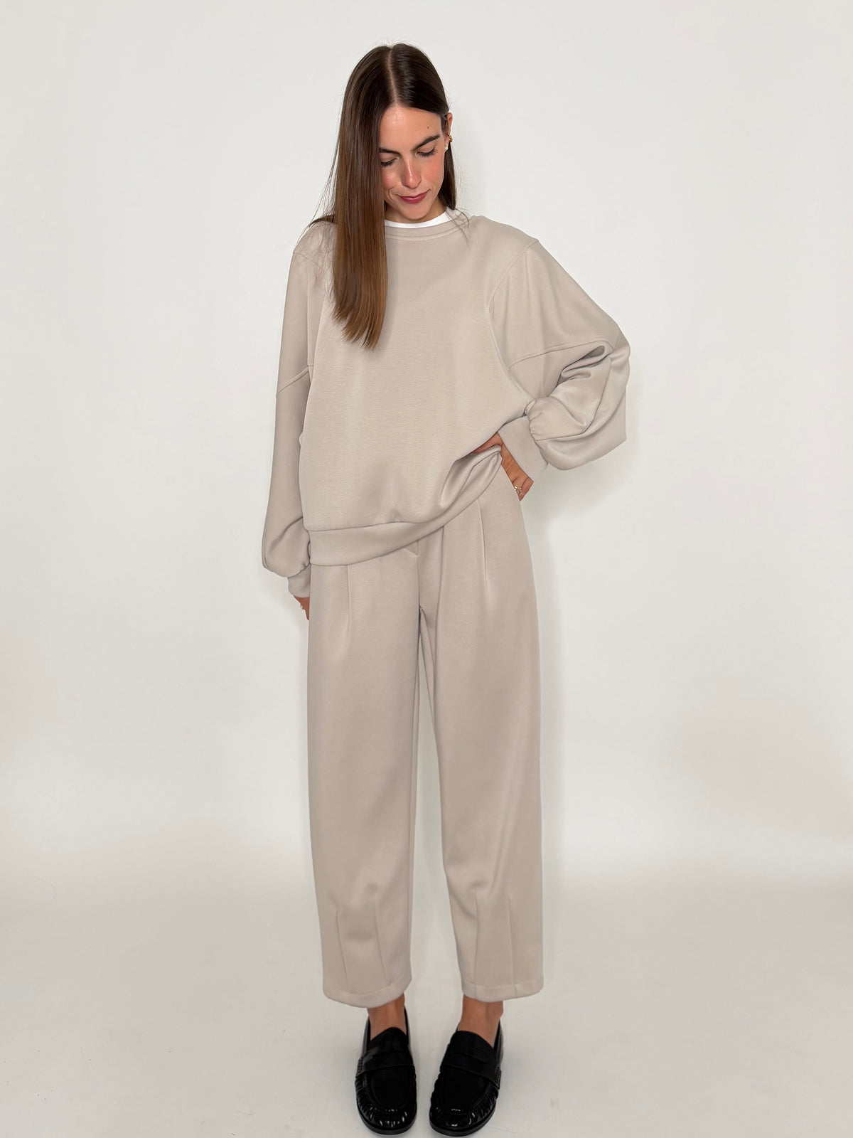 Felpa girocollo relax fit con impunture in viscosa beige